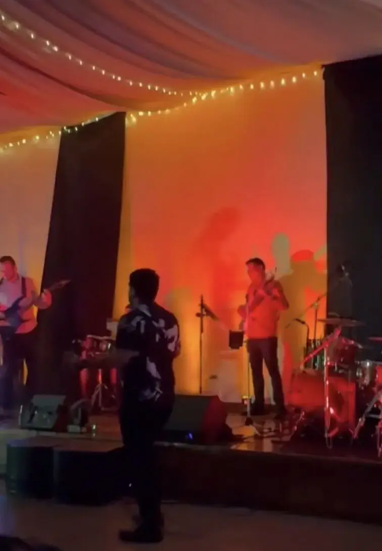 Banda tocando en vivo en el escenario del salón