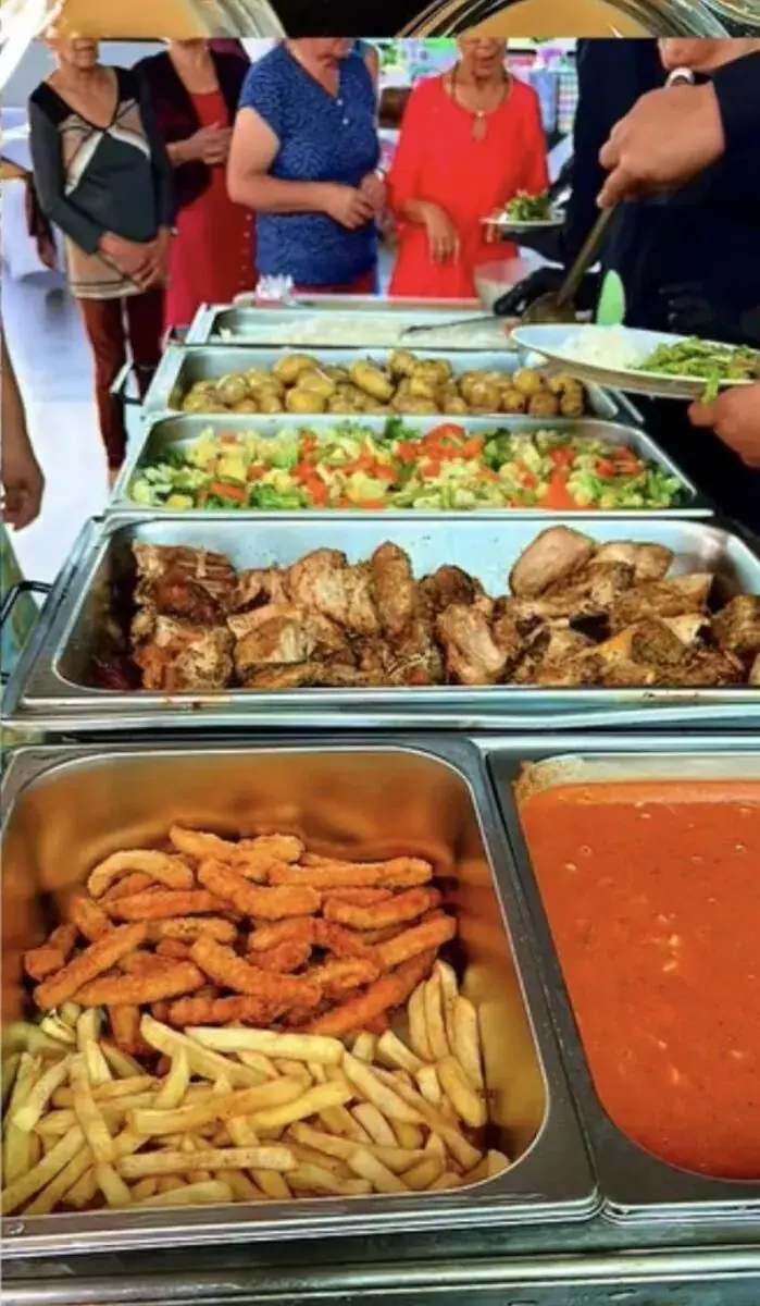 Buffet servido con pollo, ensaladas y acompañamientos