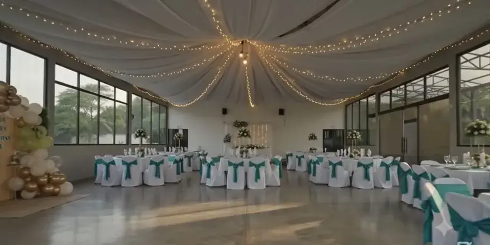 Salón decorado y listo para el evento